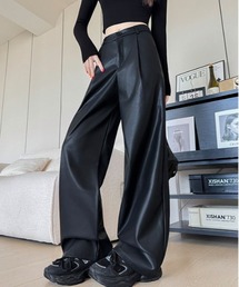 タック入りフェイクレザーワイドパンツ