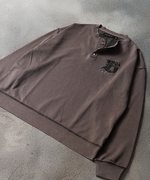 1111clothing（ワンフォークロージング）の「ピグメントダイ コンチョボタン ヘンリーネック ミニ裏毛スウェットトレーナー（スウェット・メンズ・ブラック/グレイッシュベージュ/ブラウン・L/M）」の3枚目の写真