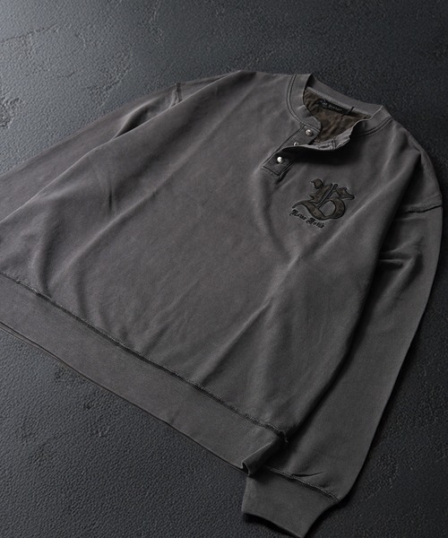 1111clothing（ワンフォークロージング）の「ピグメントダイ コンチョボタン ヘンリーネック ミニ裏毛スウェットトレーナー（スウェット・メンズ・ブラック/グレイッシュベージュ/ブラウン・L/M）」の2枚目の写真