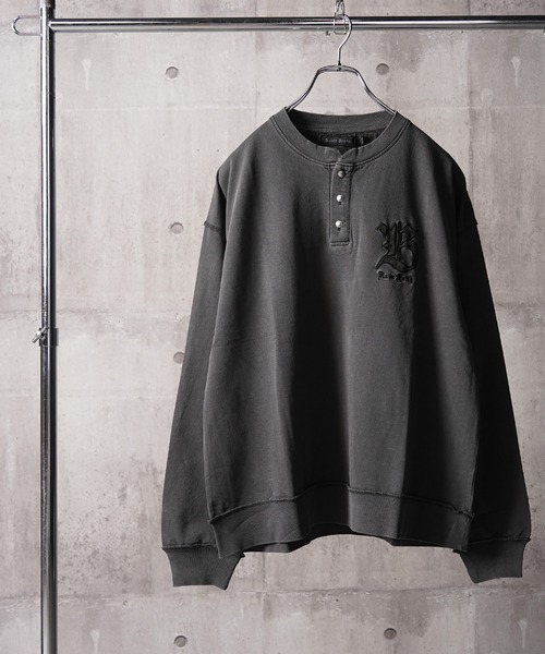 1111clothing（ワンフォークロージング）の「ピグメントダイ コンチョボタン ヘンリーネック ミニ裏毛スウェットトレーナー（スウェット・メンズ・ブラック/グレイッシュベージュ/ブラウン・L/M）」の5枚目の写真