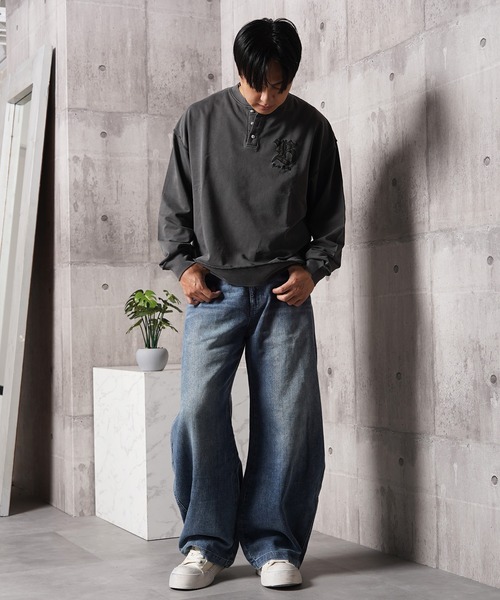 1111clothing（ワンフォークロージング）の「ピグメントダイ コンチョボタン ヘンリーネック ミニ裏毛スウェットトレーナー（スウェット・メンズ・ブラック/グレイッシュベージュ/ブラウン・L/M）」の7枚目の写真