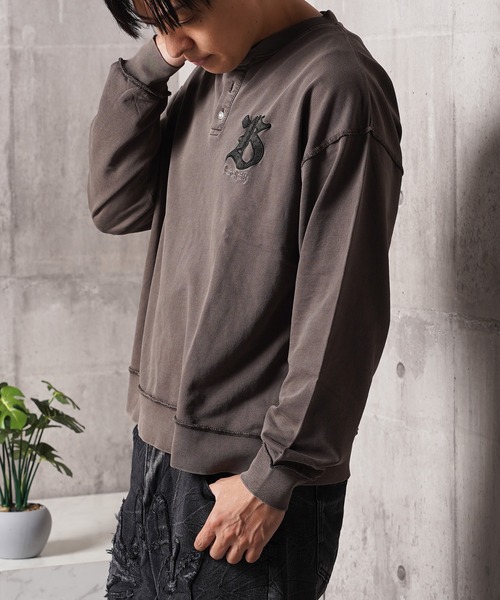 1111clothing（ワンフォークロージング）の「ピグメントダイ コンチョボタン ヘンリーネック ミニ裏毛スウェットトレーナー（スウェット・メンズ・ブラック/グレイッシュベージュ/ブラウン・L/M）」の20枚目の写真