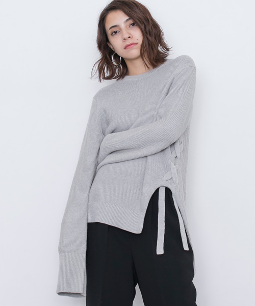 STUDIOUS（ステュディオス）の「【STUDIOUS】サイドレースアップニット（ニット/セーター・レディース・ブラック/グレー・1）」の2枚目の写真