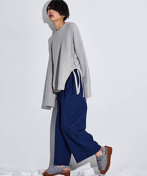 STUDIOUS（ステュディオス）の「【STUDIOUS】サイドレースアップニット（ニット/セーター・レディース・ブラック/グレー・1）」の3枚目の写真