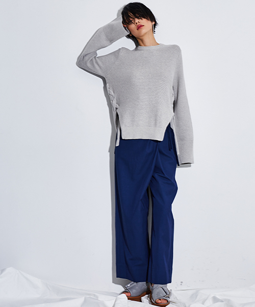 STUDIOUS（ステュディオス）の「【STUDIOUS】サイドレースアップニット（ニット/セーター・レディース・ブラック/グレー・1）」の4枚目の写真