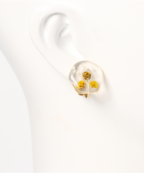 studio CLIP(スタディオクリップ)の「お花封入イヤリング(イヤリング・レディース・ホワイト/イエロー/オレンジ・FREE)」の5枚目の写真