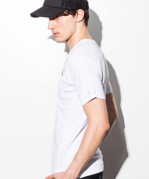 1PIU1UGUALE3 RELAX (ウノピゥウノウグァーレトレ リラックス)の「1PIU1UGUALE3 RELAX(ウノピゥウノウグァーレトレ)デザインプリントポケット付Tシャツ(Tシャツ/カットソー・メンズ・ネイビー/ホワイト/ブラック・X-LARGE/MEDIUM/SMALL/LARGE/XX-LARGE)」の4枚目の写真