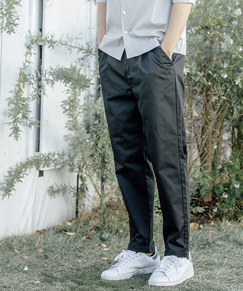 ANGENEHM(アンゲネーム)の「mp5837-Tuck Easy Pants パンツ(その他パンツ・メンズ・ブルー/ブラック/ネイビー・S/M/L)」の2枚目の写真