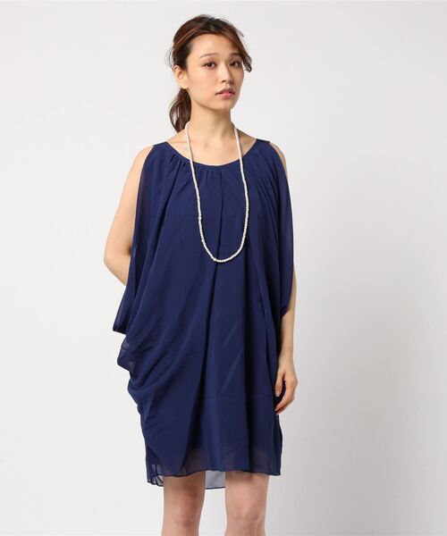 STYLEBLOCK（スタイルブロック）の「パールネックレス付ドレープシフォンコクーンシルエットパーティードレス（ドレス・レディース・ネイビー/ブラック/チェリーピンク/ベージュ/ブルー/キャメル・FREE）」の3枚目の写真