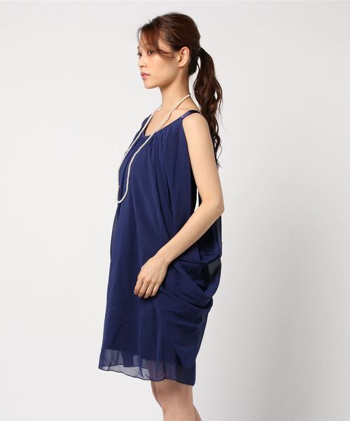 STYLEBLOCK（スタイルブロック）の「パールネックレス付ドレープシフォンコクーンシルエットパーティードレス（ドレス・レディース・ネイビー/ブラック/チェリーピンク/ベージュ/ブルー/キャメル・FREE）」の9枚目の写真
