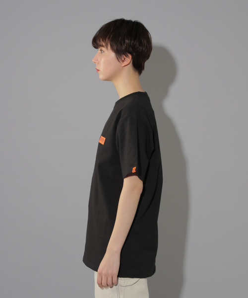 PAGEBOY（ページボーイ）の「【UNIVERSAL OVERALL】ロゴプリントTシャツ（Tシャツ/カットソー・レディース・ホワイト/キャメル/ブラック・FREE）」の7枚目の写真