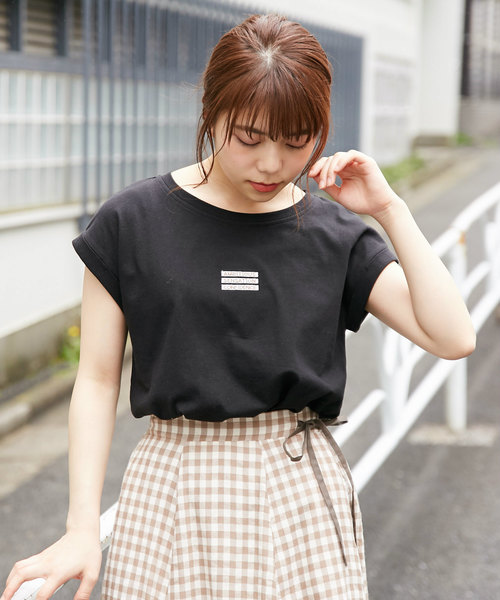 OLIVE des OLIVE（オリーブデオリーブ）の「3段ボックスロゴT（Tシャツ/カットソー・レディース・ブラック/ベージュ/オフホワイト・FREE）」の2枚目の写真