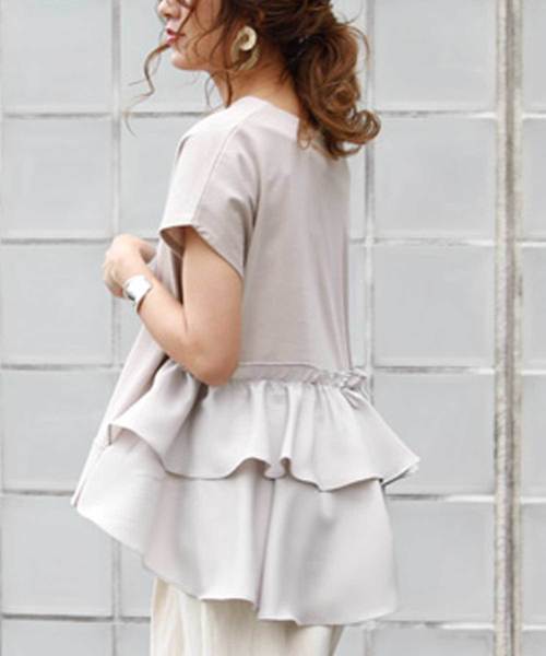 M y u（ミュー）の「2段バックフリルカットソー（Tシャツ/カットソー・レディース・ホワイト/ブラック/ベージュ/グレイッシュベージュ・FREE）」の4枚目の写真