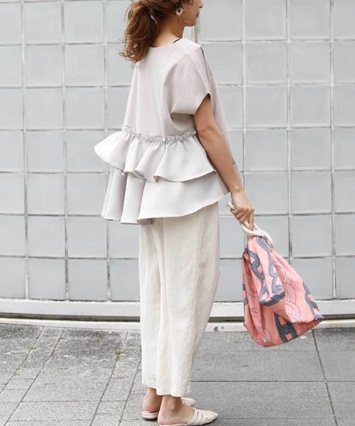 M y u（ミュー）の「2段バックフリルカットソー（Tシャツ/カットソー・レディース・ホワイト/ブラック/ベージュ/グレイッシュベージュ・FREE）」の13枚目の写真