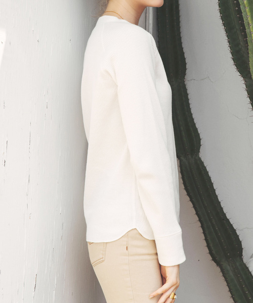 ALEXIA STAM(アリシアスタン)の「Waffle V-Neck Basic Top/ワッフルVネックベーシックトップ(Tシャツ/カットソー・レディース・ホワイト/ブラック/ベージュ/モカ・FREE)」の5枚目の写真