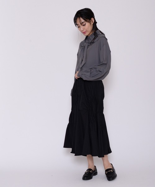 ECRIRE(エクリール)の「スカーフデザインシャツ(シャツ/ブラウス・レディース・グレー/オフホワイト・フリー)」の5枚目の写真
