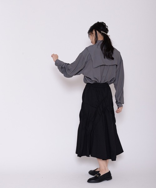 ECRIRE(エクリール)の「スカーフデザインシャツ(シャツ/ブラウス・レディース・グレー/オフホワイト・フリー)」の15枚目の写真