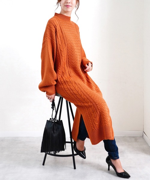 Fizz（フィズ）の「ボリュームスリーブ　ハイネックケーブルニットワンピース（ワンピース・レディース・ブラック/アイボリー/キャメル/ピンクベージュ/ベージュ/ブルー/オレンジ・M）」の6枚目の写真