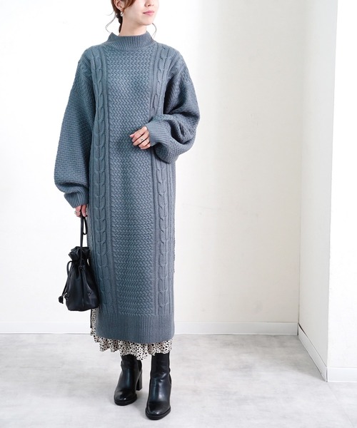 Fizz（フィズ）の「ボリュームスリーブ　ハイネックケーブルニットワンピース（ワンピース・レディース・ブラック/アイボリー/キャメル/ピンクベージュ/ベージュ/ブルー/オレンジ・M）」の5枚目の写真