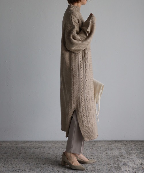 Fizz（フィズ）の「ボリュームスリーブ　ハイネックケーブルニットワンピース（ワンピース・レディース・ブラック/アイボリー/キャメル/ピンクベージュ/ベージュ/ブルー/オレンジ・M）」の9枚目の写真