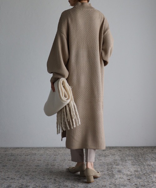 Fizz（フィズ）の「ボリュームスリーブ　ハイネックケーブルニットワンピース（ワンピース・レディース・ブラック/アイボリー/キャメル/ピンクベージュ/ベージュ/ブルー/オレンジ・M）」の10枚目の写真