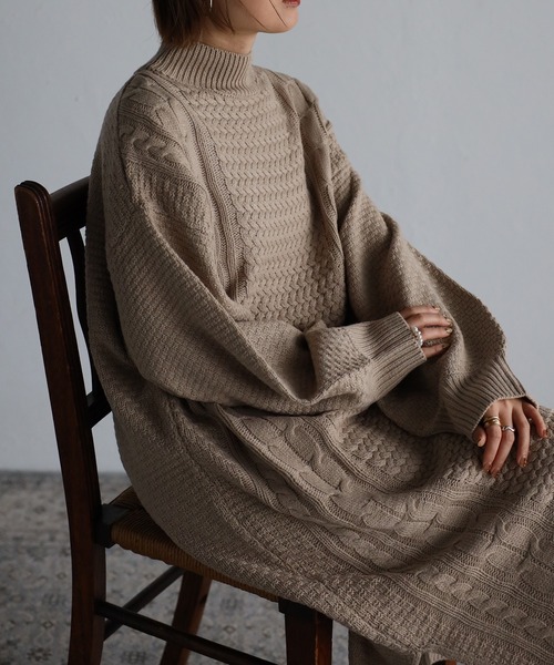 Fizz（フィズ）の「ボリュームスリーブ　ハイネックケーブルニットワンピース（ワンピース・レディース・ブラック/アイボリー/キャメル/ピンクベージュ/ベージュ/ブルー/オレンジ・M）」の11枚目の写真