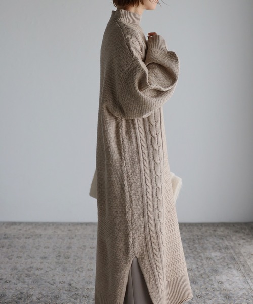 Fizz（フィズ）の「ボリュームスリーブ　ハイネックケーブルニットワンピース（ワンピース・レディース・ブラック/アイボリー/キャメル/ピンクベージュ/ベージュ/ブルー/オレンジ・M）」の13枚目の写真