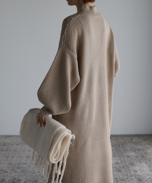 Fizz（フィズ）の「ボリュームスリーブ　ハイネックケーブルニットワンピース（ワンピース・レディース・ブラック/アイボリー/キャメル/ピンクベージュ/ベージュ/ブルー/オレンジ・M）」の14枚目の写真