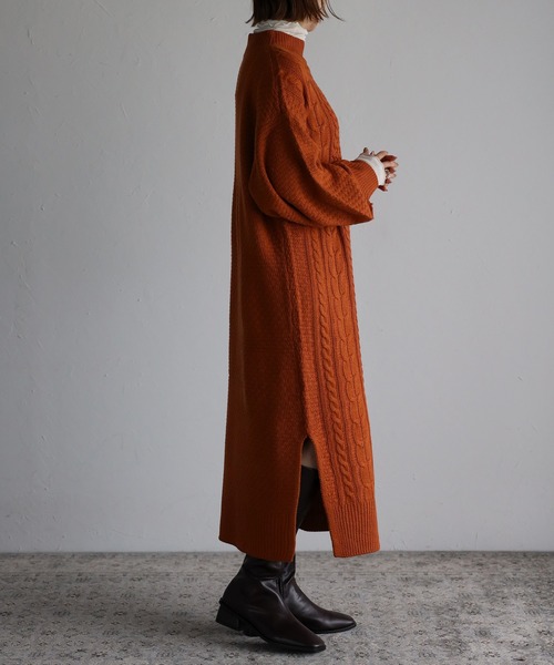 Fizz（フィズ）の「ボリュームスリーブ　ハイネックケーブルニットワンピース（ワンピース・レディース・ブラック/アイボリー/キャメル/ピンクベージュ/ベージュ/ブルー/オレンジ・M）」の15枚目の写真