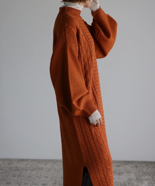 Fizz（フィズ）の「ボリュームスリーブ　ハイネックケーブルニットワンピース（ワンピース・レディース・ブラック/アイボリー/キャメル/ピンクベージュ/ベージュ/ブルー/オレンジ・M）」の19枚目の写真