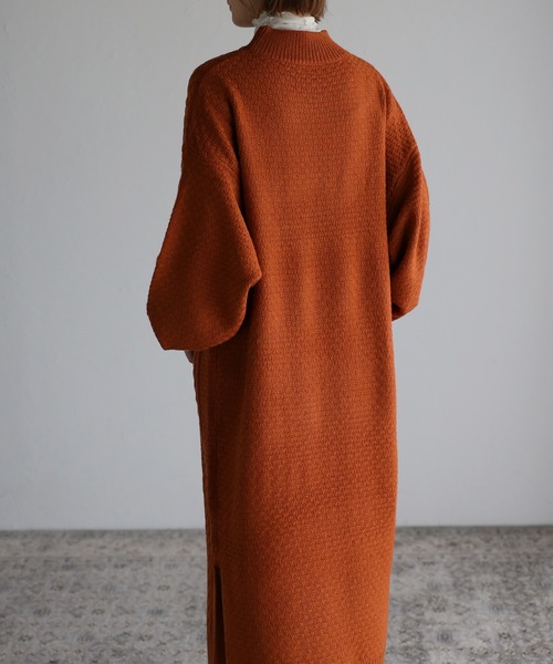 Fizz（フィズ）の「ボリュームスリーブ　ハイネックケーブルニットワンピース（ワンピース・レディース・ブラック/アイボリー/キャメル/ピンクベージュ/ベージュ/ブルー/オレンジ・M）」の20枚目の写真