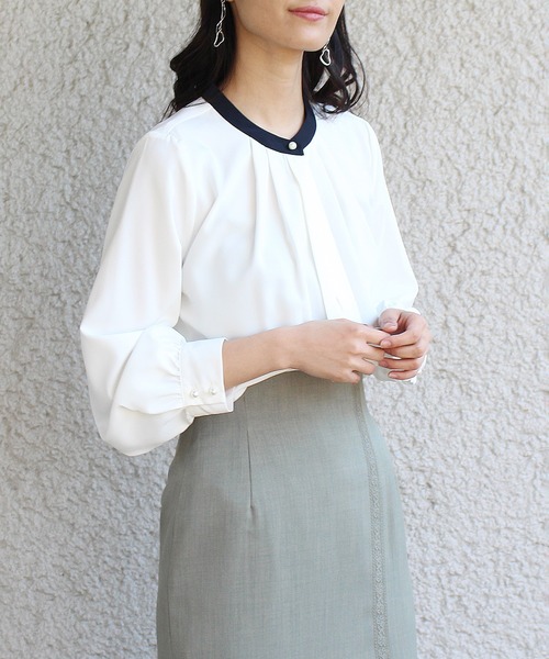 TRUDEA(トルディア)の「【non-no3月号掲載アイテム】バンドカラー2WAYデザインブラウス(シャツ/ブラウス・レディース・モカ/イエロー/ネイビー/グレイッシュブルー/ホワイト・MEDIUM/LARGE)」の2枚目の写真