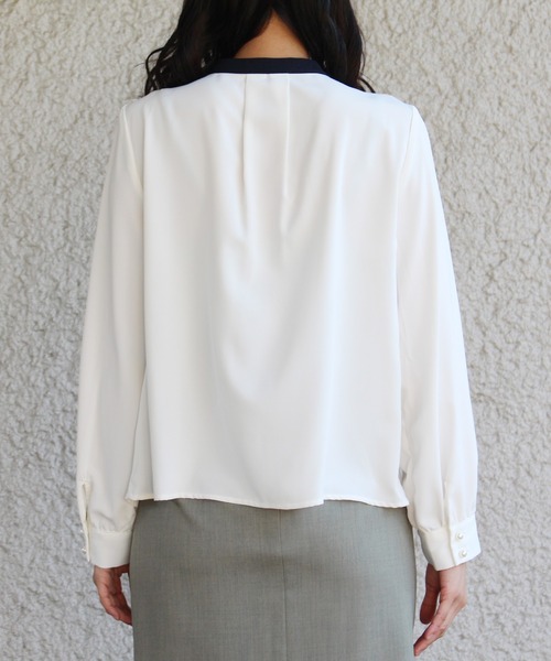 TRUDEA(トルディア)の「【non-no3月号掲載アイテム】バンドカラー2WAYデザインブラウス(シャツ/ブラウス・レディース・モカ/イエロー/ネイビー/グレイッシュブルー/ホワイト・MEDIUM/LARGE)」の8枚目の写真