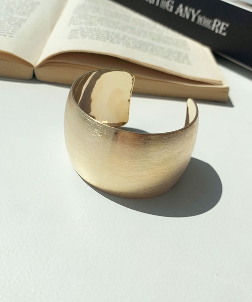 PairPair(ペアペア)の「アソートバングル(バングル/リストバンド・レディース・ライトグレー/シルバー/ゴールド/ナチュラル・FREE)」の4枚目の写真