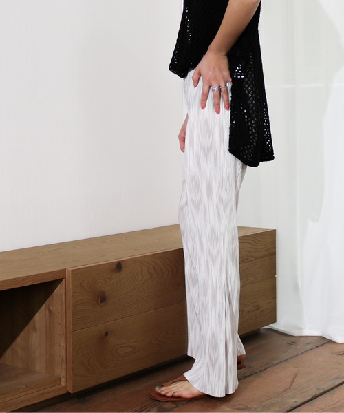 Per sist ence(パーシエンス)の「Per sist ence/パーシエンス 楊柳プリントプリーツフレアパンツ(その他パンツ・レディース・ベージュ/グレー/カーキ・FREE)」の8枚目の写真