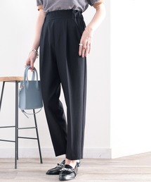 きちんと感が叶う。タック入りテーパードパンツ