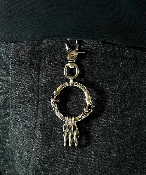 REVI CAST MADE(レヴィキャストメイド)の「レビキャストメイド スカル ビッグ キーチェーンホルダー(キーホルダー・メンズ・シルバー・FREE)」の9枚目の写真