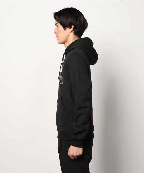 Reebok(リーボック)の「カモ オールオーバー プリント プルオーバー フーディー / Camo Allover Print Pullover Hoodie(パーカー・メンズ・ブラック・SMALL/MEDIUM/LARGE/X-LARGE/XX-LARGE/X-SMALL/XXX-LARGE)」の4枚目の写真