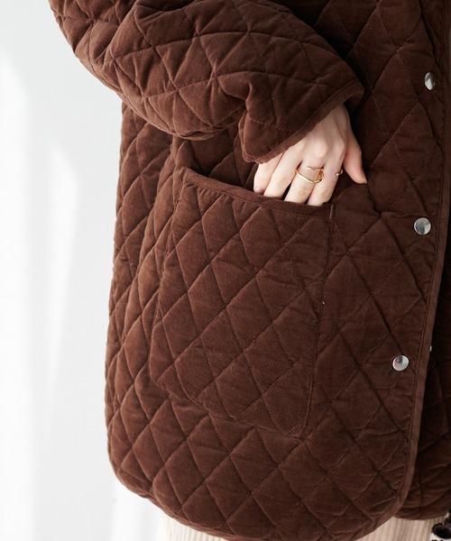 DISCOAT（ディスコート）の「ベロアキルティングコート（ノーカラーコート・レディース・ブラウン/ベージュ・MEDIUM/LARGE）」の5枚目の写真