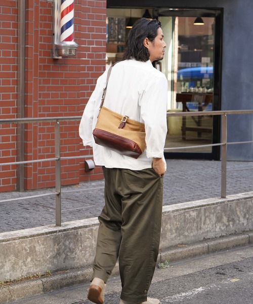 ARTS & CRAFTS（アーツアンドクラフト）の「アーツアンドクラフツ / AGING CANVAS エイジングキャンバス / CARRY ALL SHOULDER S キャリーオールショルダーS（ショルダーバッグ・メンズ・オリーブ/タン・FREE）」の4枚目の写真