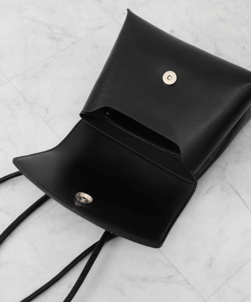 LVEU.（ラブユ.）の「Faux leather shoulder bag / 合皮ショルダーバッグ（ショルダーバッグ・レディース・ブラック・FREE）」の5枚目の写真