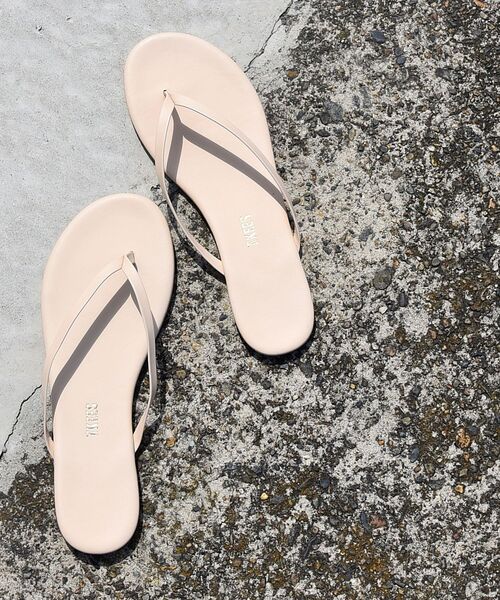 TKEES（ティキーズ）の「TKEES: THONG SANDAL（サンダル・レディース・シルバー/キャメル/ベージュ・38/39/36/37）」の2枚目の写真