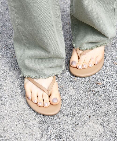 TKEES（ティキーズ）の「TKEES: THONG SANDAL（サンダル・レディース・シルバー/キャメル/ベージュ・38/39/36/37）」の3枚目の写真