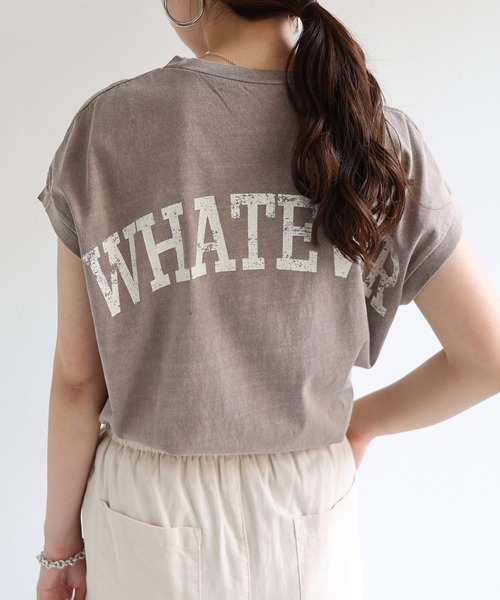 andme(アンドミー)の「ピグメントかすれロゴ背中プリントTシャツ(Tシャツ/カットソー・レディース・スミクロ/オフホワイト/グレイッシュベージュ/モカ/ブルー/グリーン/ラベンダー・M)」の3枚目の写真