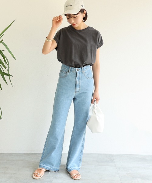 andme(アンドミー)の「ピグメントかすれロゴ背中プリントTシャツ(Tシャツ/カットソー・レディース・スミクロ/オフホワイト/グレイッシュベージュ/モカ/ブルー/グリーン/ラベンダー・M)」の11枚目の写真