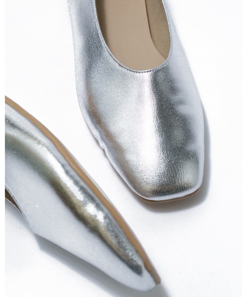 Emma Francis（エマフランシス）の「スクエアトゥ フラット Uカット パンプス（パンプス・レディース・アイボリー/ブラック/ネイビー/シルバー/ブラウン・22.5cm/23.0cm/23.5cm/24.0cm/24.5cm/25.0cm/22.0cm）」の9枚目の写真
