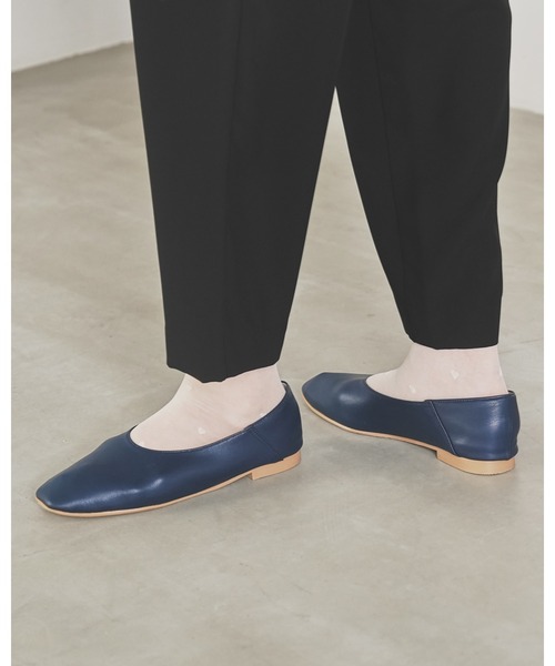 Emma Francis（エマフランシス）の「スクエアトゥ フラット Uカット パンプス（パンプス・レディース・アイボリー/ブラック/ネイビー/シルバー/ブラウン・22.5cm/23.0cm/23.5cm/24.0cm/24.5cm/25.0cm/22.0cm）」の21枚目の写真