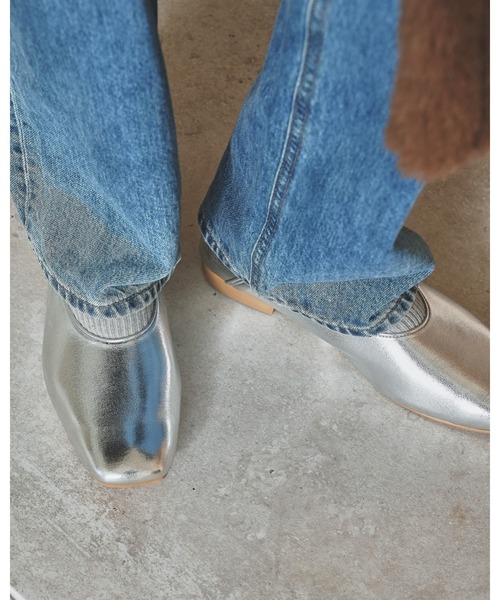 Emma Francis（エマフランシス）の「スクエアトゥ フラット Uカット パンプス（パンプス・レディース・アイボリー/ブラック/ネイビー/シルバー/ブラウン・22.5cm/23.0cm/23.5cm/24.0cm/24.5cm/25.0cm/22.0cm）」の12枚目の写真