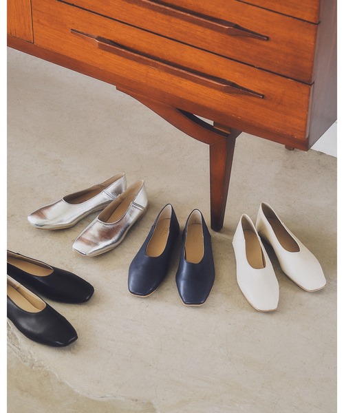 Emma Francis（エマフランシス）の「スクエアトゥ フラット Uカット パンプス（パンプス・レディース・アイボリー/ブラック/ネイビー/シルバー/ブラウン・22.5cm/23.0cm/23.5cm/24.0cm/24.5cm/25.0cm/22.0cm）」の16枚目の写真
