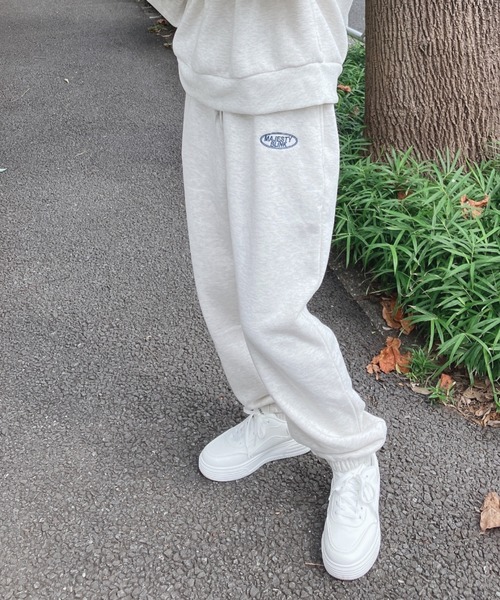 AS KNOW AS plus(アズノゥアズプラス)の「♪ロゴ刺繍 ジョガースウェットパンツ(スウェットパンツ・レディース・ブラック/ブルー/オートミール・FREE)」の3枚目の写真
